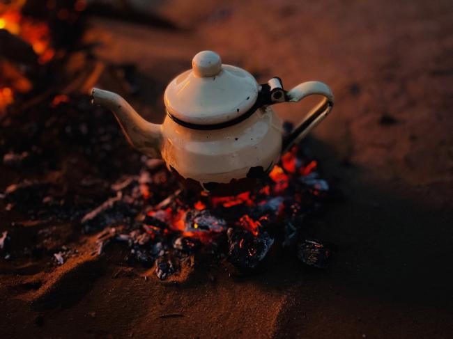 Les trois thés du désert : un voyage au cœur de l’hospitalité nomade : thé marocain - culture du thé - cérémonie du thé sahara - trois verres de thé - hospitalité nomade - 