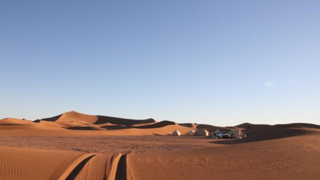Bivouac sauvage a Erg Chegaga : bivouac desert chegaga, bivouac chegaga maroc, bivouac sauvage erg chegaga, nomade erg chegaga, bivouac desert erg chegaga, bivouac chegaga mhamid